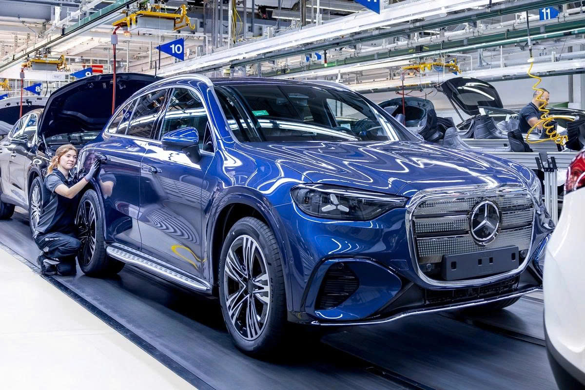 Xe điện Mercedes-Benz GLC EQ lăn bánh khỏi dây chuyền sản xuất